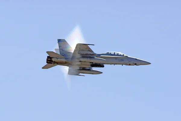 Caça a jato F-18 Hornet quebra a barreira sonora — Fotografia de Stock