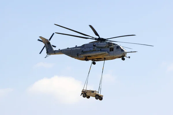 Helicopter CH-52 Super Stallion flying with Hummer vehicle at San Diego Air Show — Stock fotografie