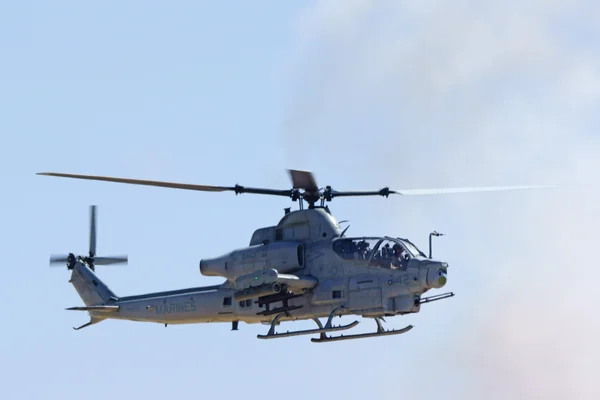 Helicóptero AH-1 Super Cobra voando em 2015 Miramar Air Show em San Diego, Califórnia — Fotografia de Stock