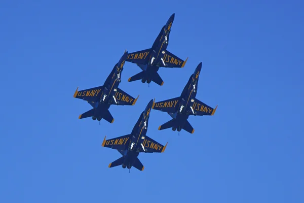 Düsenflugzeuge blue angels f-18 hornet flying in formation at 2015 miramar air show in san diego, kalifornien — Stockfoto