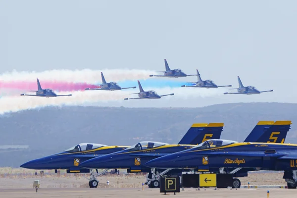 2015 美丽华航空展在 San Diego，加州在飞行的飞机爱国者喷气式战斗机 — 图库照片