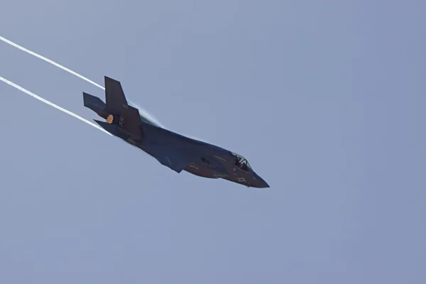 Avion Stealth F-35 chasseur à réaction Lightning volant au Miramar Air Show 2015 à San Diego, Californie — Photo