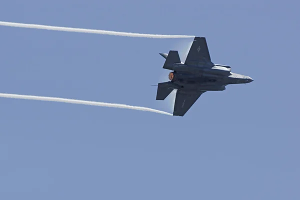 飞机隐身 F-35 闪电战斗机飞行在 2015年美丽华航空展在 San Diego，加利福尼亚州 — 图库照片