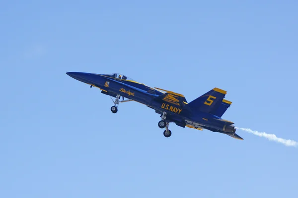 Airplane Blue Angels F-18 Hornet jet fighter flying at the 2015 Miramar Air Show in San Diego, California — Stock Photo, Image