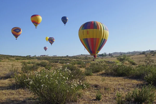 Ballons landen beim Temecula Ballon- und Weinfest 2015 außerhalb von Los Angeles, Kalifornien — Stockfoto