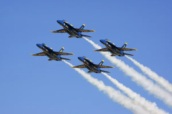 2015 Miramar Air Show San Diego, California sırasında oluşumunda uçan jet Blue Angels F-18 Hornet avcı