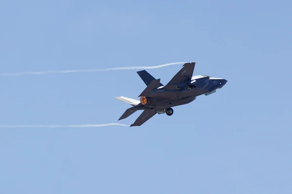 Jet F-35 Lightning Stealth (techniek) opstijgen op 2015 Miramar Air Show in San Diego, Californië — Stockfoto