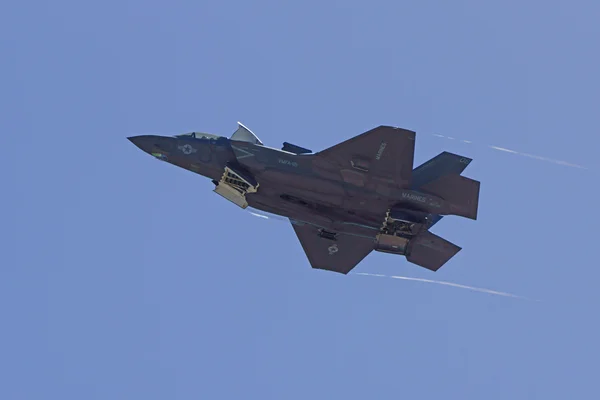 Avion furtif Jet F-35 Lightning volant au Miramar Air Show 2015 à San Diego, Californie — Photo