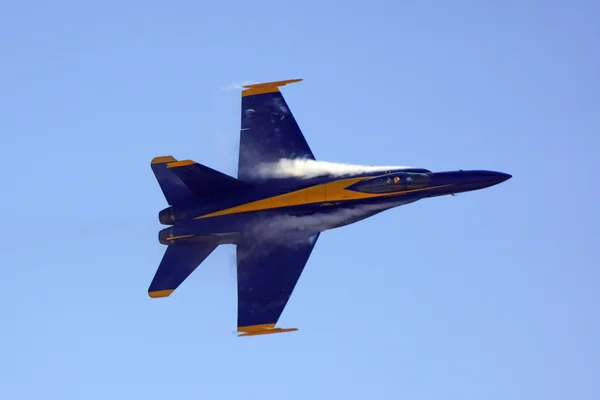 Avião Jet Blue Angels F-18 Hornet voando em 2015 Miramar Air Show em San Diego, Califórnia — Fotografia de Stock