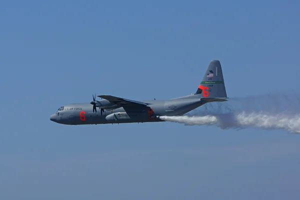 デモをドロップ C 130 飛行機水を火します。 — ストック写真