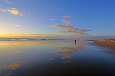 California Beach iskelesinden kış günbatımı sırasında