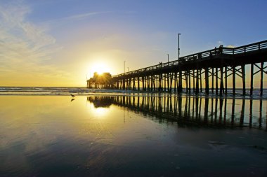 California Beach iskelesinden kış günbatımı sırasında
