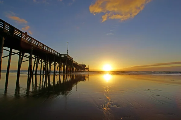 Beach pier tijdens zonsondergang in de winter in Californië — Stockfoto