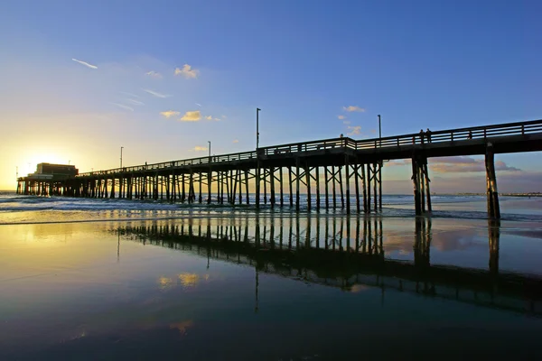 Cais de praia durante o pôr do sol de inverno na Califórnia — Fotografia de Stock