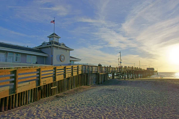 Muelle de playa durante la puesta de sol de invierno en California —  Fotos de Stock