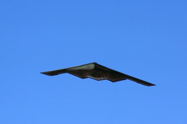 Pasadena, Kaliforniya'da 2016 Rose Parade New Years Day üzerinde uçan uçak B-2 Stealth bombardıman