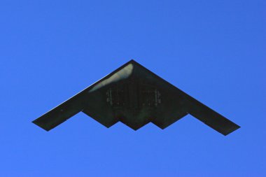 Pasadena, Kaliforniya'da 2016 Rose Parade New Years Day üzerinde uçan uçak B-2 Stealth bombardıman