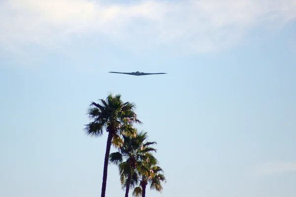 Avión B-2 Stealth Bomber sobrevolando el Día de Año Nuevo de Rose Parade 2016 en Pasadena, California — Foto de Stock