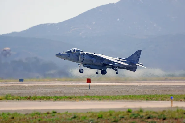 Avião AV-8 jato Harrier voando no Miramar Air Show — Fotografia de Stock