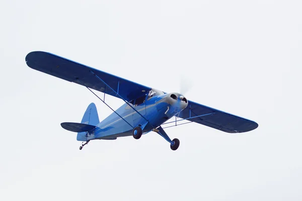 Airplane vintage propeller aircraft flying at 2016 Cable Air Show outside Los Angeles, California — Stock Photo, Image