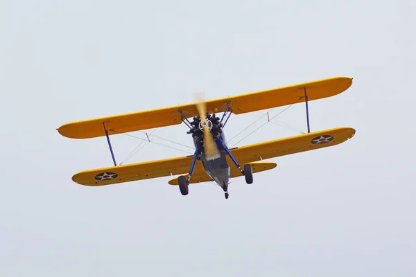 Airplane vintage bi-plane propeller aircraft flying at 2016 Cable Air Show outside Los Angeles, California — Stock Photo, Image