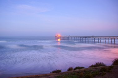 Beach pier gündoğumu sırasında kış sisli sabahı La Jolla, San Diego, Kaliforniya