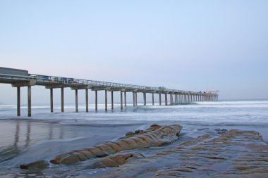 Beach pier gündoğumu sırasında kış sisli sabahı La Jolla, San Diego, Kaliforniya