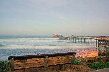 Beach pier gündoğumu sırasında kış sisli sabahı La Jolla, San Diego, Kaliforniya