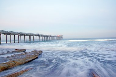 Beach pier gündoğumu sırasında kış sisli sabahı La Jolla, San Diego, Kaliforniya
