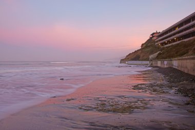 Beach pier gündoğumu sırasında kış sisli sabahı La Jolla, San Diego, Kaliforniya