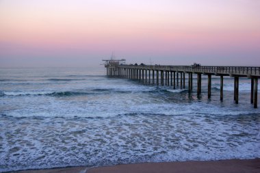 Beach pier gündoğumu sırasında kış sisli sabahı La Jolla, San Diego, Kaliforniya