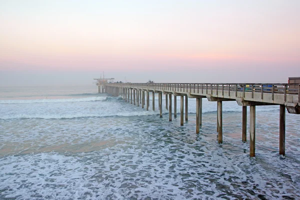 Beach pier zonsopgang tijdens winter mistige ochtend in La Jolla, San Diego, Californië — Stockfoto