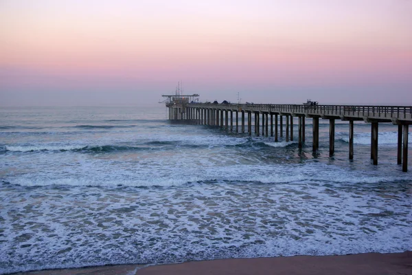 Nascer do sol no cais da praia durante a manhã nebulosa de inverno em La Jolla, San Diego, Califórnia — Fotografia de Stock