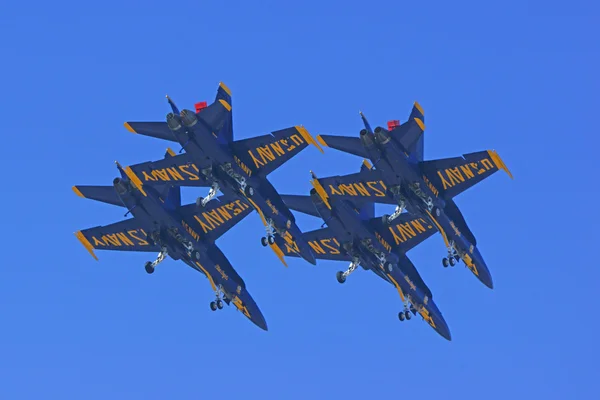 Jet lentokoneet Navy Blue Angels lentää 2015 San Diego Air Show — kuvapankkivalokuva