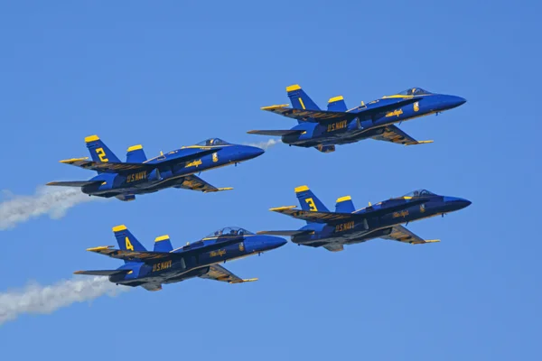 ジェット飛行機ブルー ・ エンジェルズ フライト チーム San Diego 航空ショーで実行します。 — ストック写真