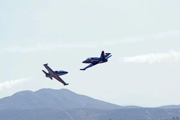 Birbirlerine Kaliforniya hava Fuarı'nda uçan jet uçaklar — Stok fotoğraf