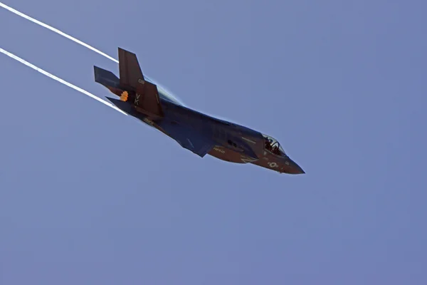 Chasseur à réaction F-35 Lightning volant au Miramar Air Show 2015 — Photo