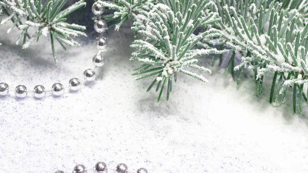 Rama Abeto Con Juguetes Perlas Navidad Sobre Fondo Blanco Cubierto —  Fotos de Stock