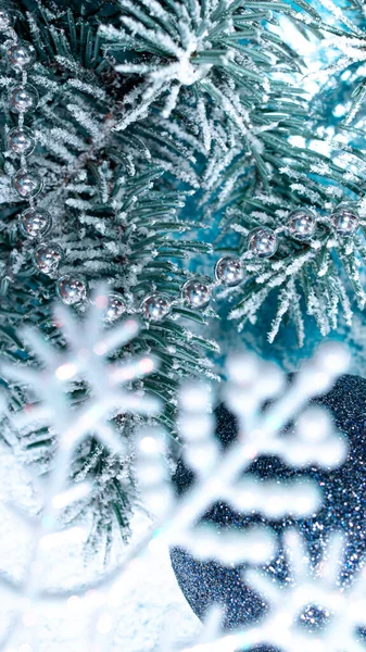 Vertical foto de Año Nuevo de copos de nieve, ramas de abeto en la nieve. Hermoso paisaje festivo cubierto de nieve 2021 —  Fotos de Stock