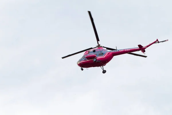 2020 Ukraine Saporischschschja Roter Hubschrauber Fliegt Den Himmel — Stockfoto