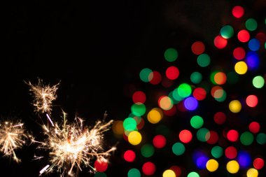 Şenlik arka planında maytap. Yeni yıl ve 2021 Noeli için kutlama kartı, arka planda renkli ışıklar..