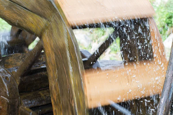 Dekoratives Wassermühlenrad Und Wasserspritzer Wassermühle Aus Holz — Stockfoto