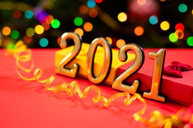 Noel ağacının arka planında altın renginde güzel bir Noel resmi. Bokeh 'le romantik tatil fotoğrafı.