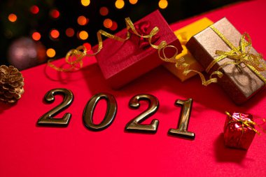 Güzel bir Noel kartı kırmızı bir zemin, şenlik havası, boğa yılı.