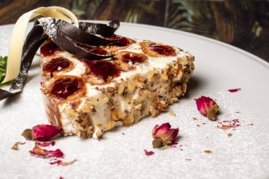 Lezzetli bir akşam yemeği için reçelli turta izba ve fındık.