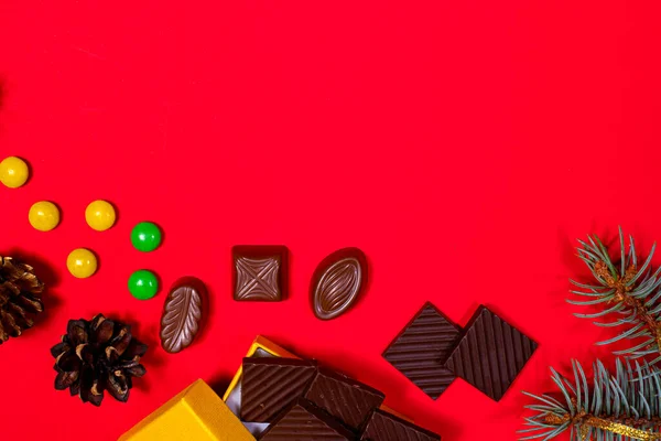 Chocolat Bonbons Sur Fond Rouge Avec Brin Épinette Pour Noël — Photo