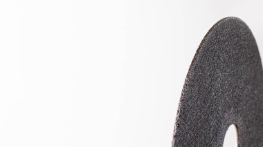 İnşaat mağazası için fotoğraflar ve kopyalanmış metin için yeri olan beyaz arka plandaki bir öğütücü için kesilmiş tekerlek tamiri. İnşaat ve onarım araçları, atölye.