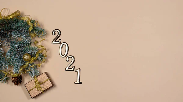 Novoroční Pohlednice Obrázky 2021 Dárková Smrková Větev Béžovém Podkladovém Banneru — Stock fotografie