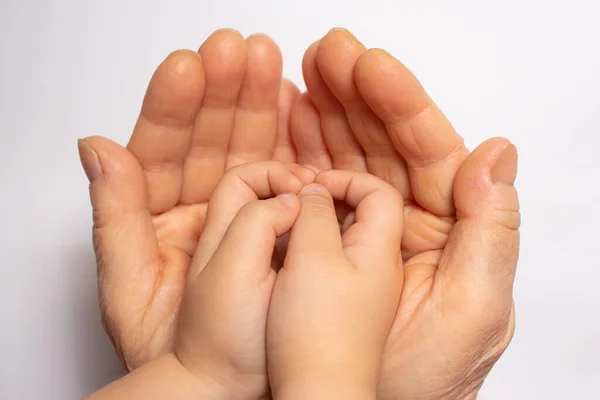 Las Manos Los Niños Pequeños Las Manos Una Abuela Mayor — Foto de Stock