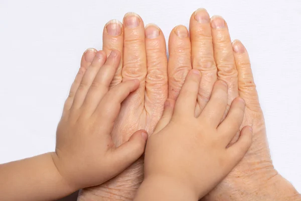 Les Mains Petits Enfants Dans Les Mains Une Vieille Grand — Photo